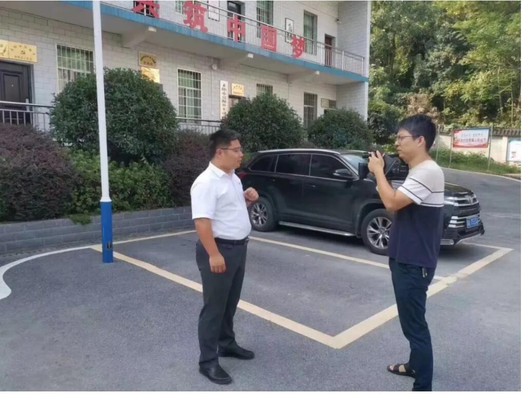 源碼愛(ài)心捐贈(zèng)太陽(yáng)能智慧路燈，照亮亮源鄉(xiāng)精準(zhǔn)扶貧路